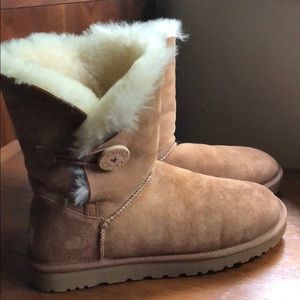 UGG Short Bailey Button Sheepskin Boots Size 9